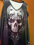 Blusa com decote em V e imagem de caveira
