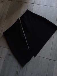 Czarna zamszowa spódnica z zamkiem