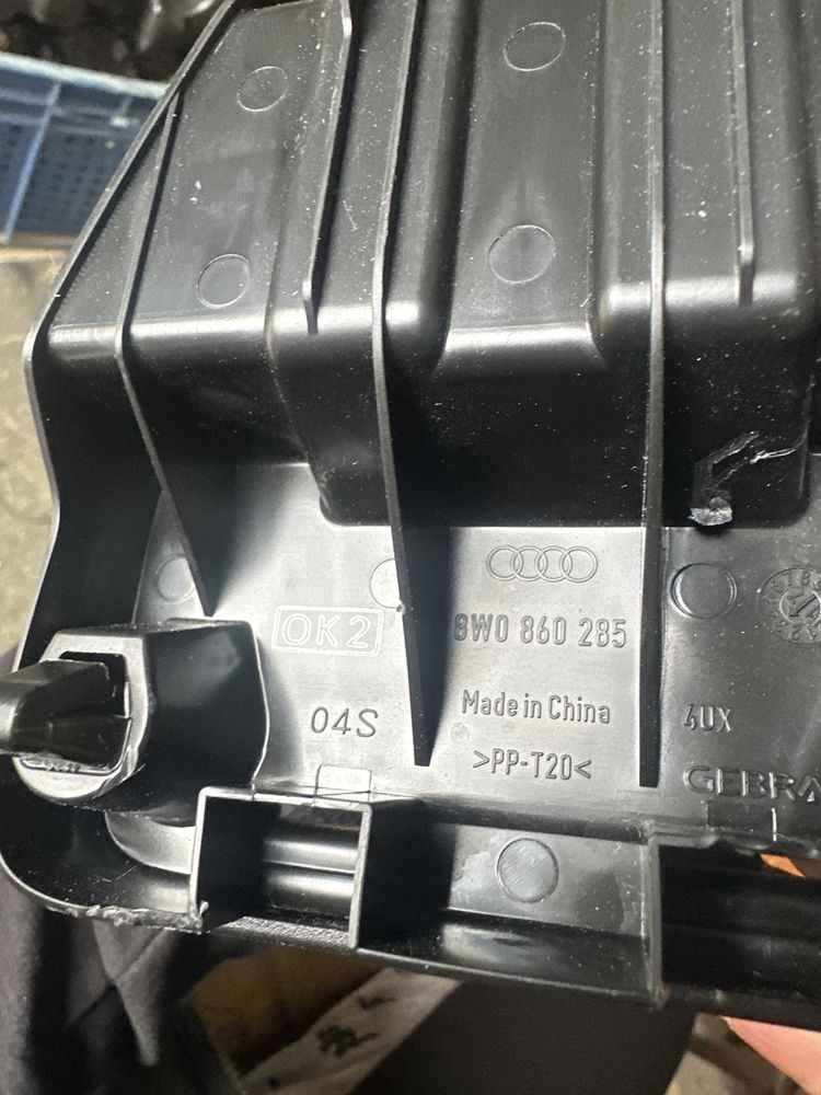 Кріплення знака аварійноі зупинки audi a4,a5,a6,a8,8w0860285