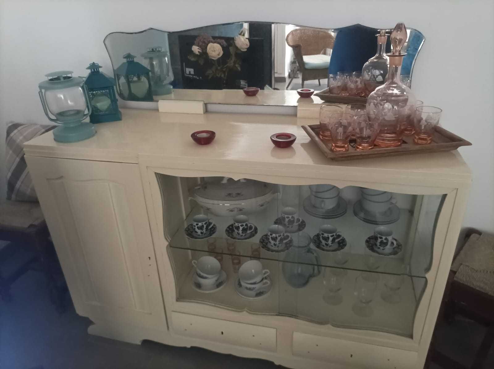 Louceiro/ Cristaleira antigo pintado de branco com espelho