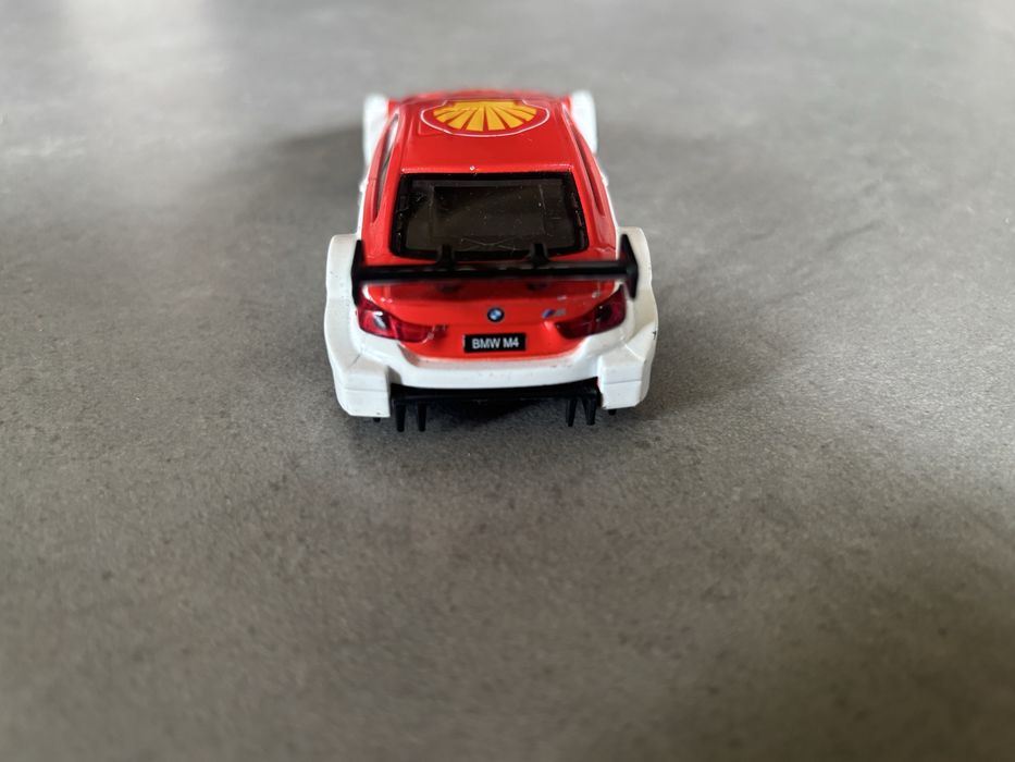 Model CMC Toy skala 1/43 BMW M4 Shell Helix Ultra pull back