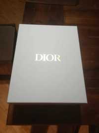 Karton firmy Dior biały