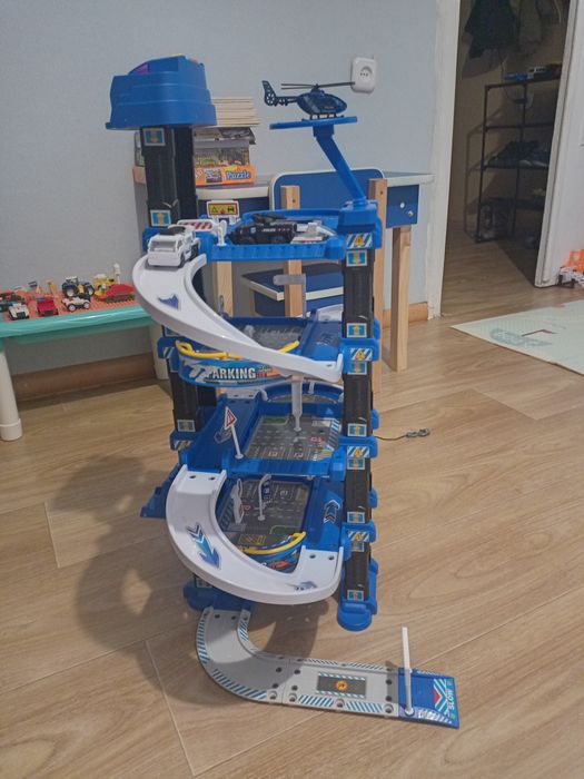 Поліцейський гараж з ліфтом