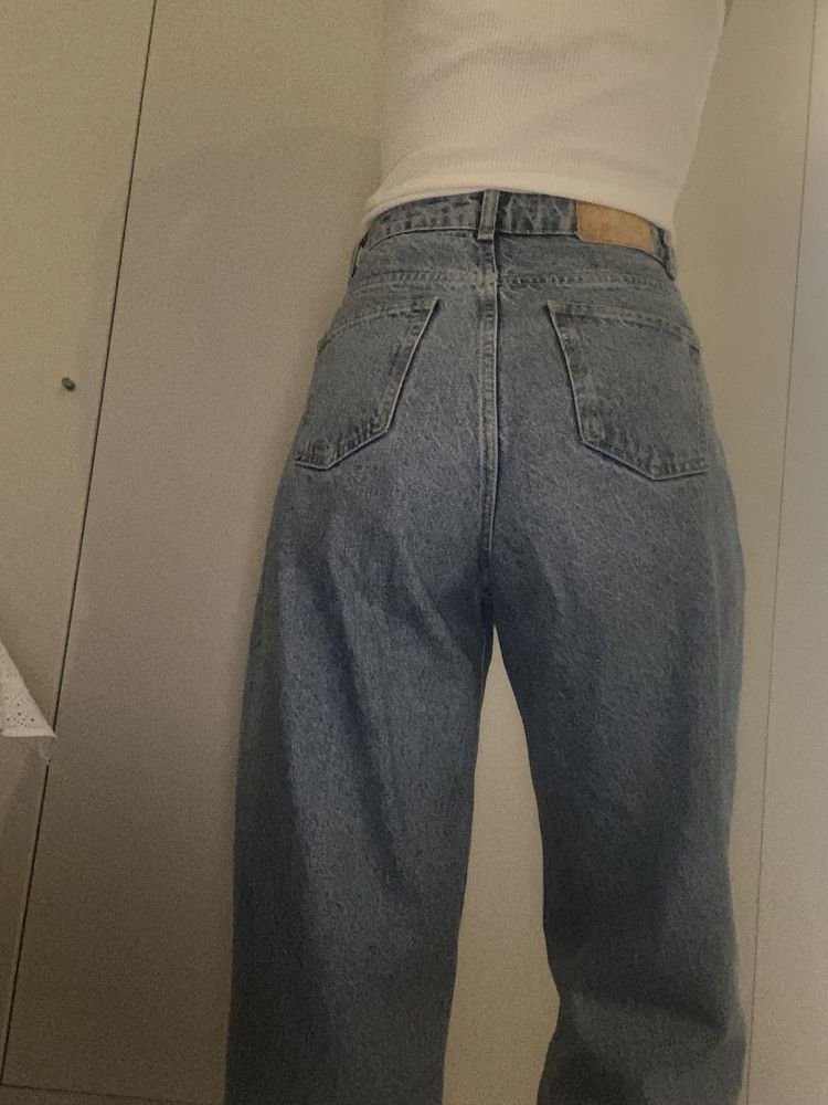 Jeans Mom, cintura subida, tamanho 34. Usadas uma única vez, estão totalmente novas