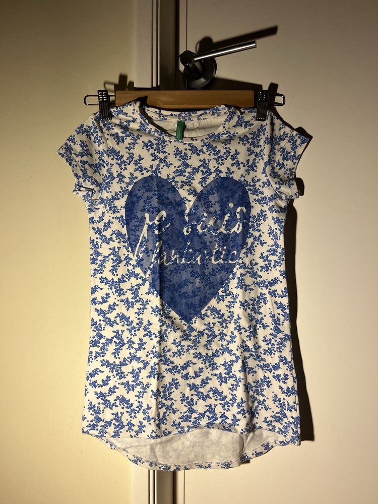 T-shirt azul e branca da Benetton