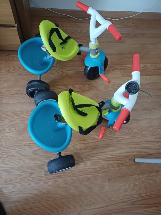 Vendo este dois  Triciclo 15€ cada, entrego na zona arroios.