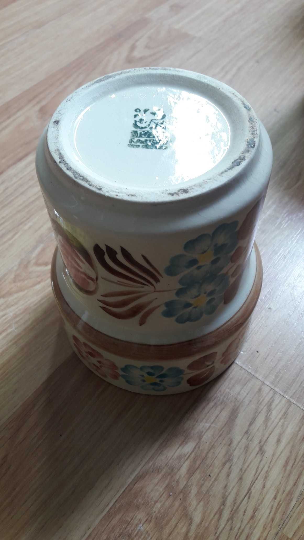 080.Kubek ręcznie malowany w brązowe kwiaty sygnowany Włocławek z PRL