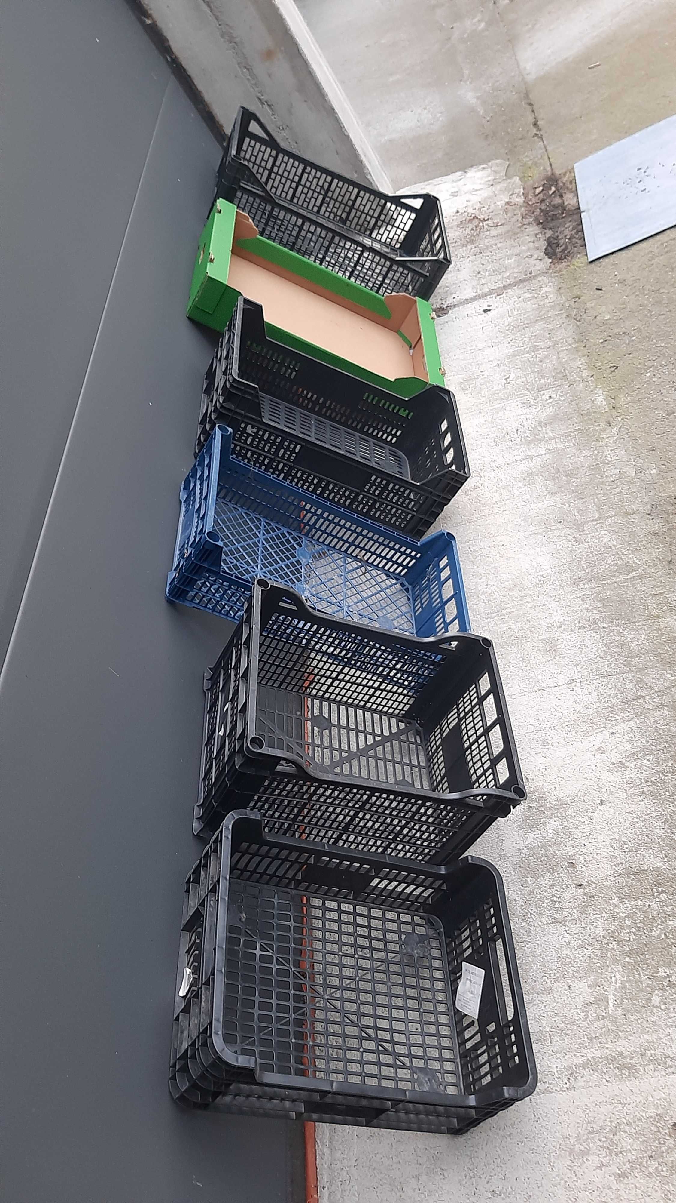 Skrzynki opakowania pojemniki klatki