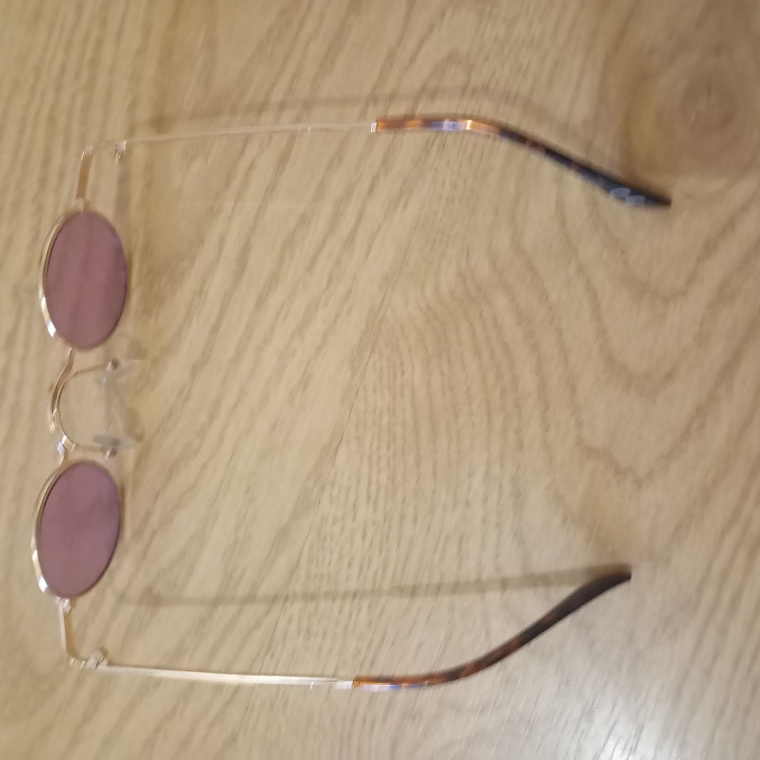 Óculos com lentes roxas