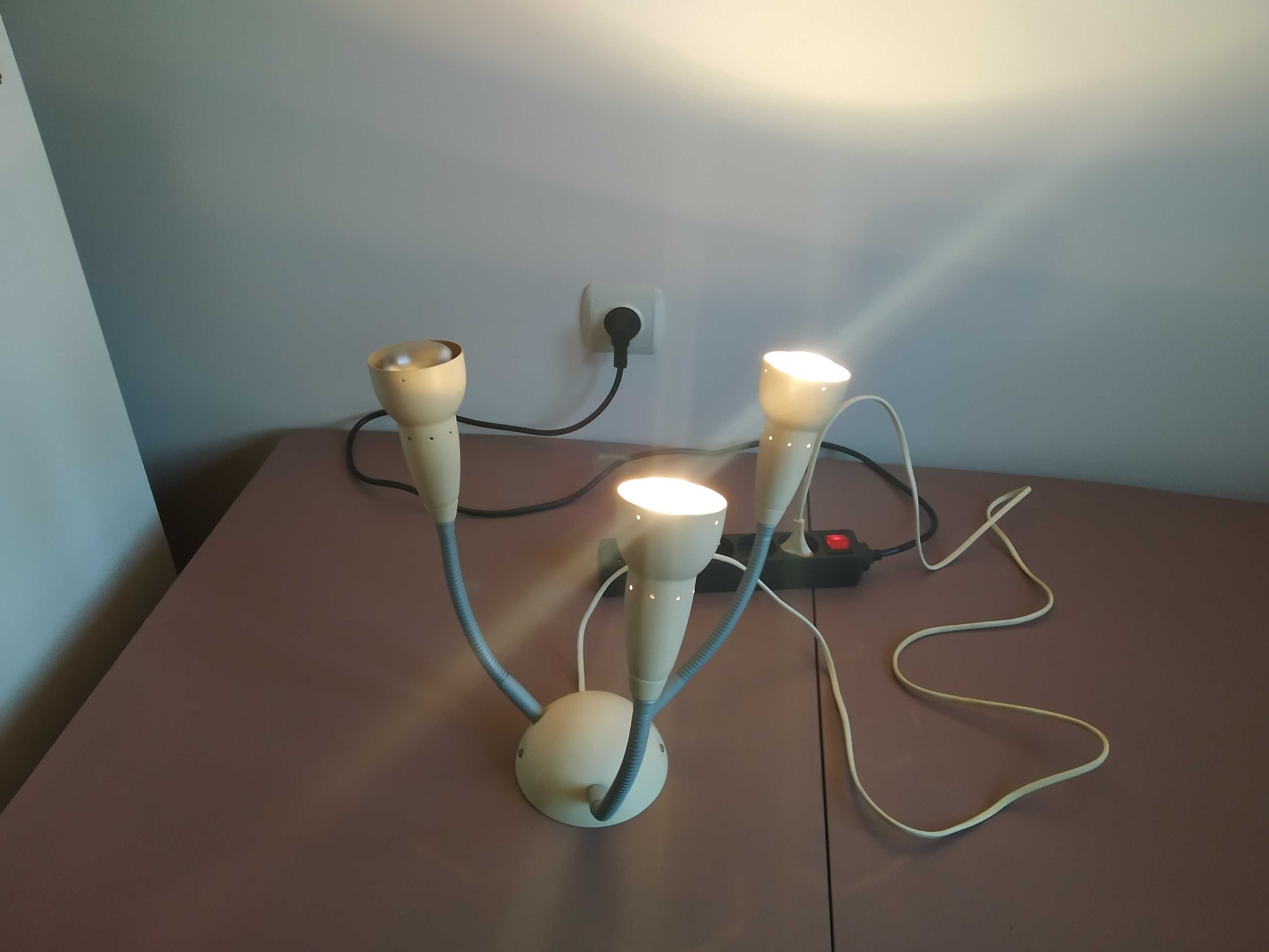 Lampa sufitową lub ścienna z trzema żarówkami E14 40W.