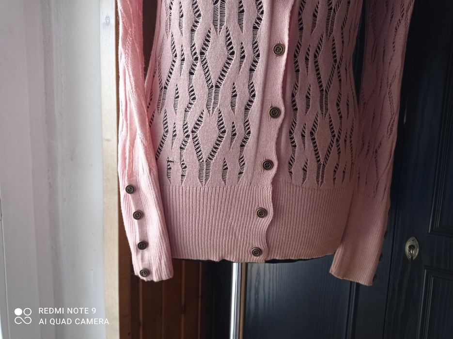 Świetny ażurowy sweterek damski z długim rękawem.