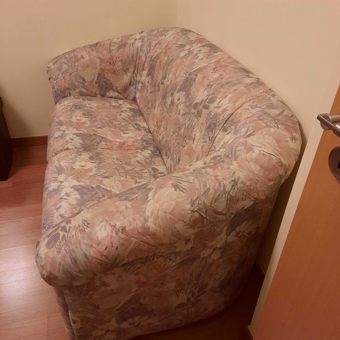 Sofá 2 lugares, com cama em bom  estado.