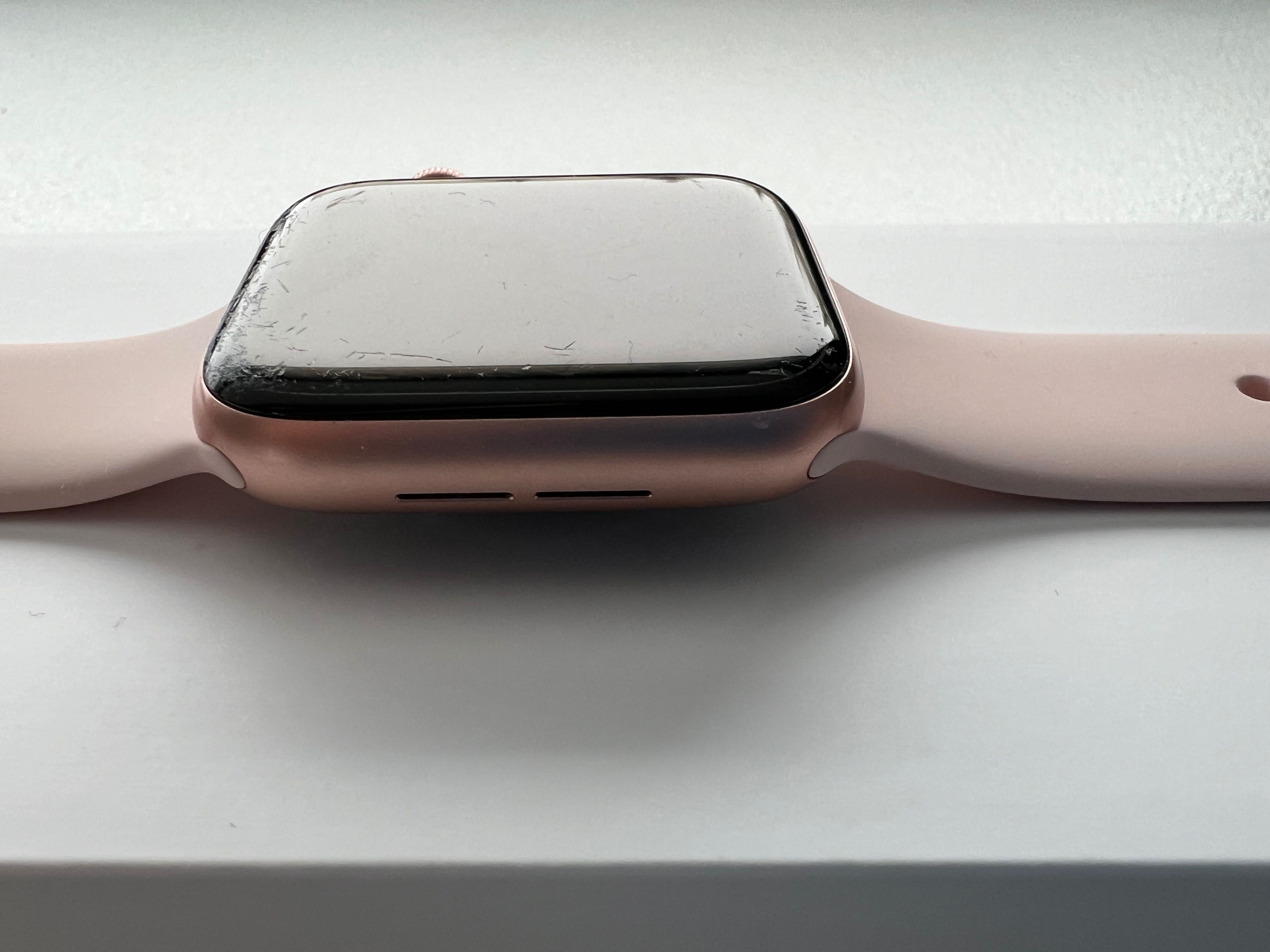 Apple Watch 6 44mm różowe złoto z opaską w kolorze różowym + 5 pasków