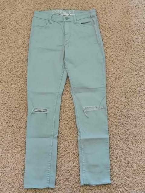 H&M miętowe jeansy skinny fit z przetarciami roz. 158 cm, 12-13 lat