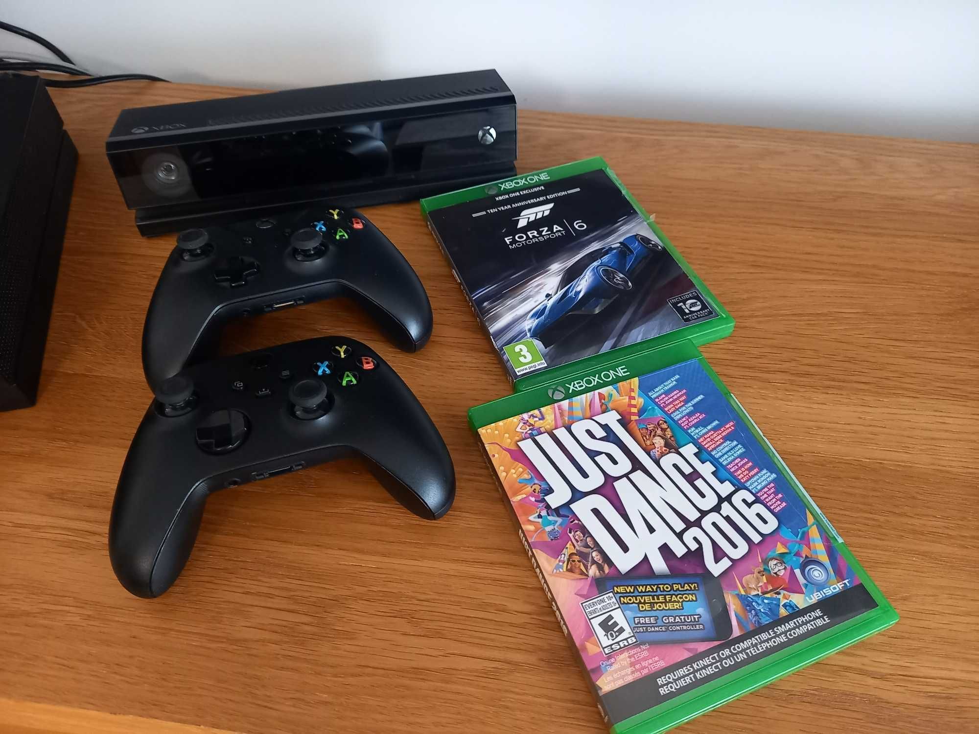 Konsola Xbox One X 1TB, Kinect, 2 pady oryginalne