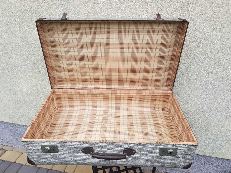 Stara  walizka w kratke biało- czarną