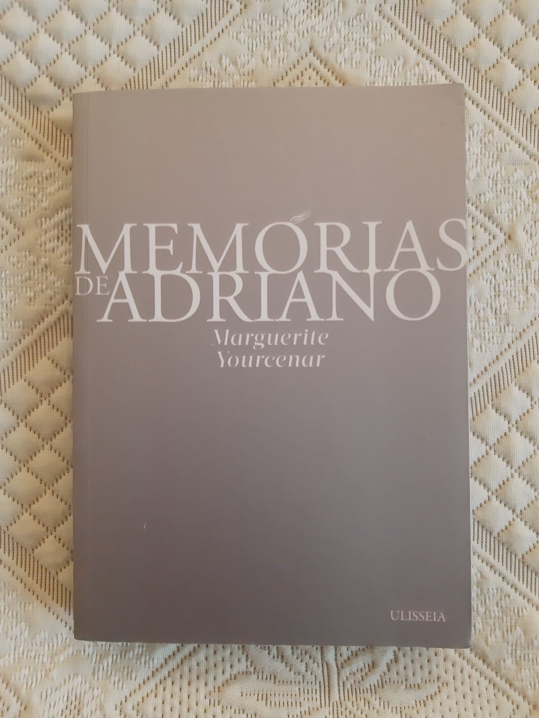 Vendo 'As Memórias de Adriano', de M. Yourcenar.