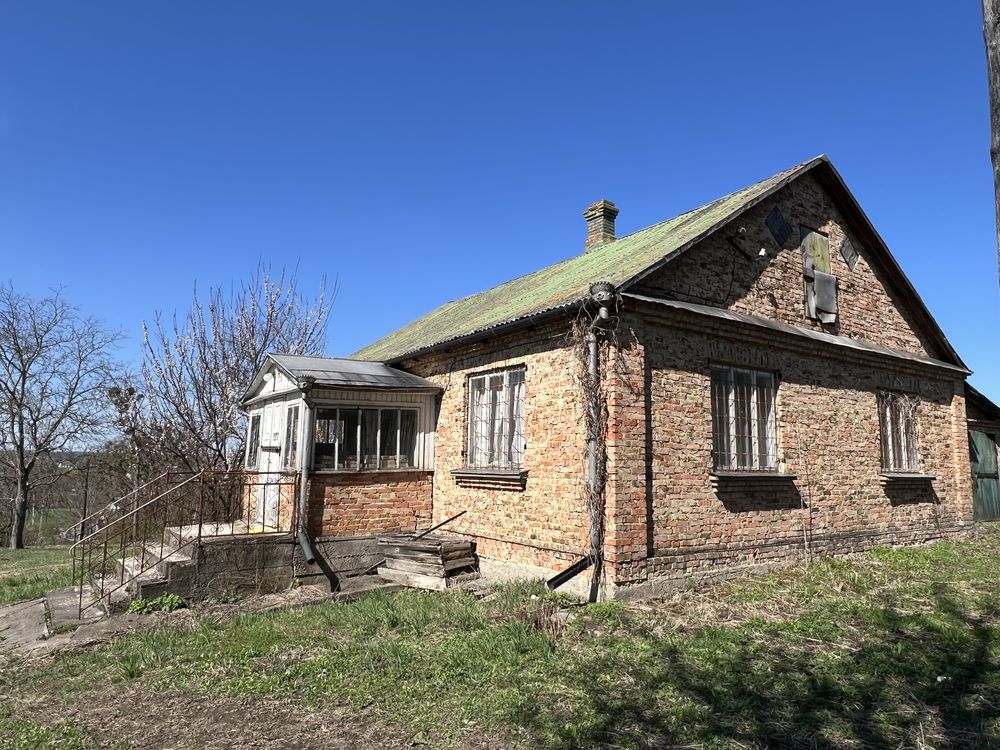 Цегляний будинок під реконструкцію з великою ділянкою в с. Городок