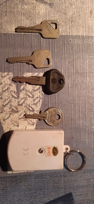 3 stare kluczyki i pilot