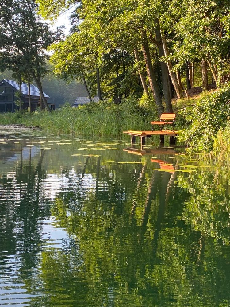 Czarne Domki nad jeziorem w Łagowie