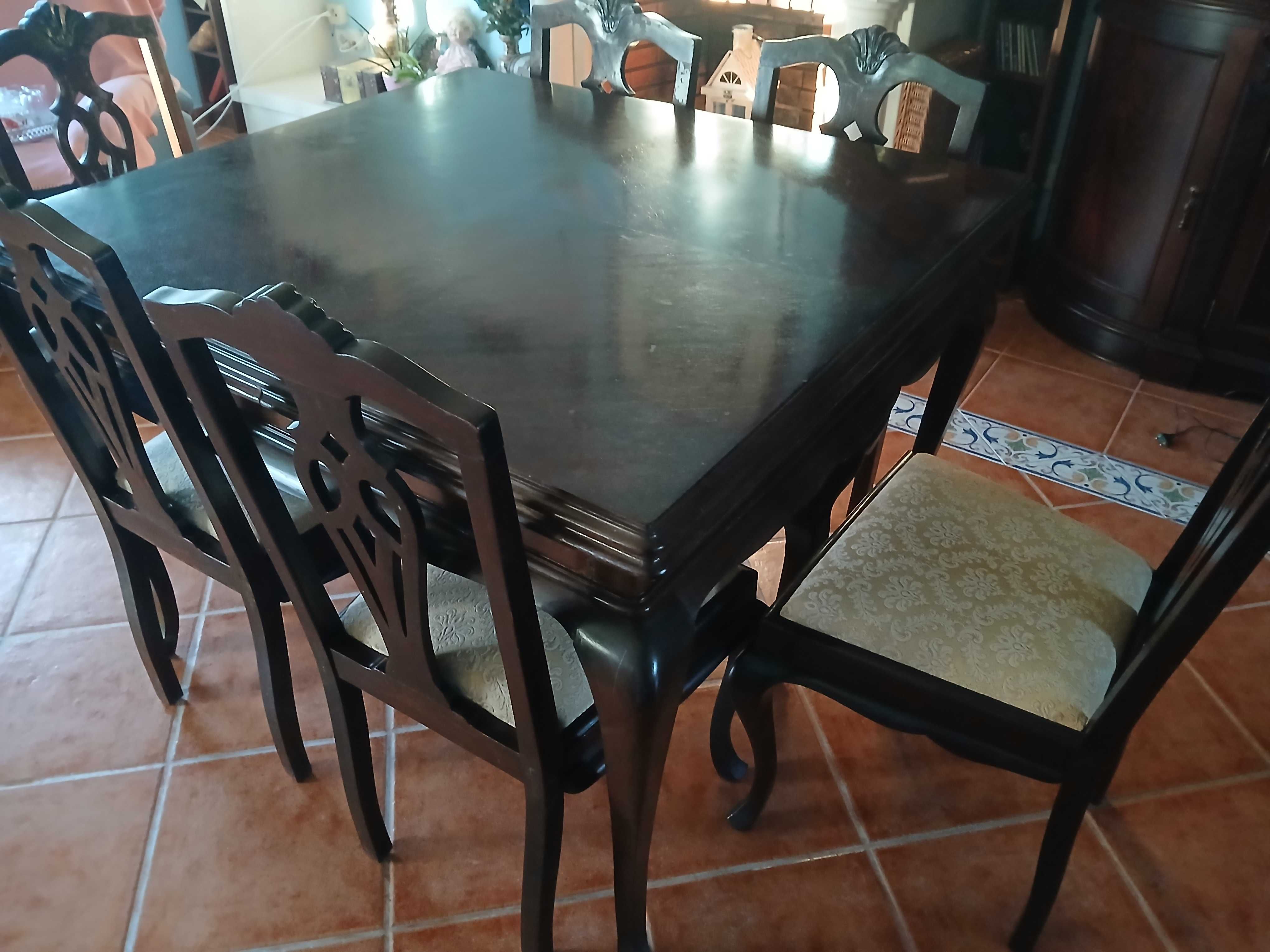 Mesa Queen Anne extensível  e 6 cadeiras