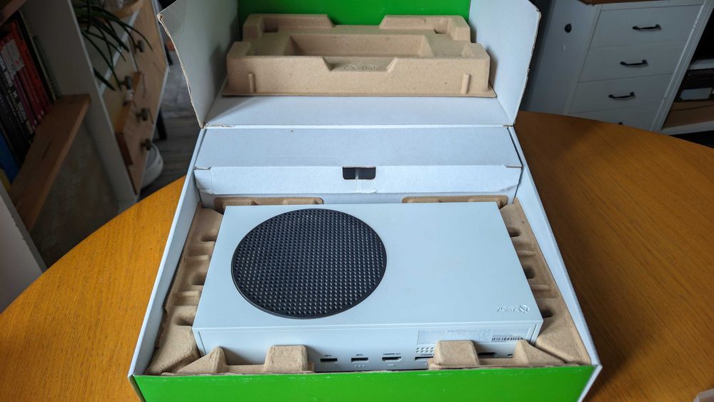 Xbox Series S 512 GB + 2 pady + 2 aku + stacja dokująca Venom