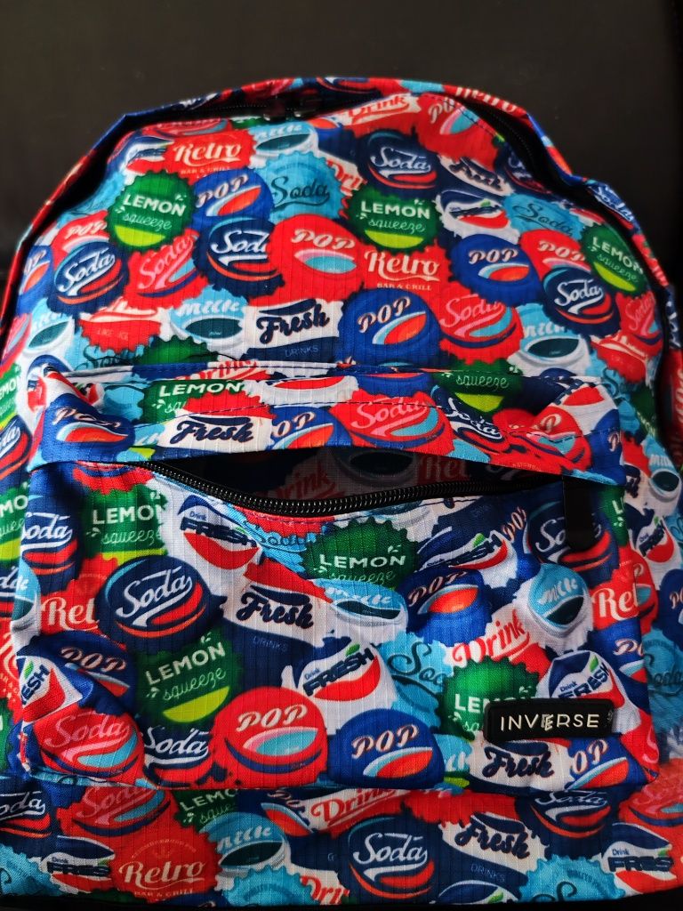 Mochila multicolorida da Ambar da coleção Inverse, NOVA