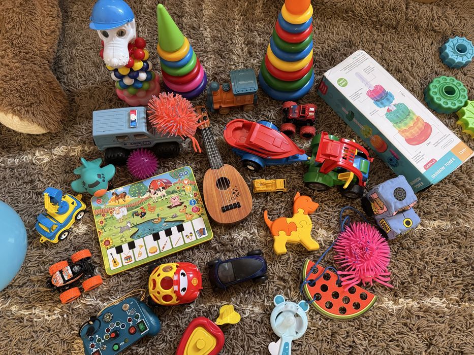 Розвиваючі іграшки, машинки, пірамідки, планшет ферма, рухомі книжечки