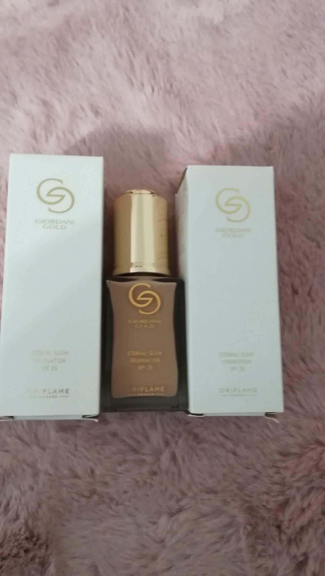 Lekki Podkład Giordani Gold Eternal Glow SPF 25