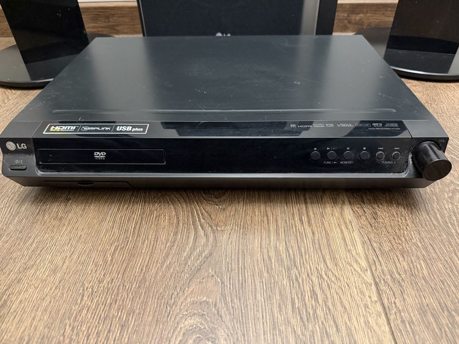 Kino domowe LG model SH52TH-W 300 W