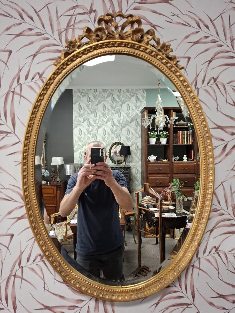 Espelho Oval Estilo D. Maria com Moldura
Dourada