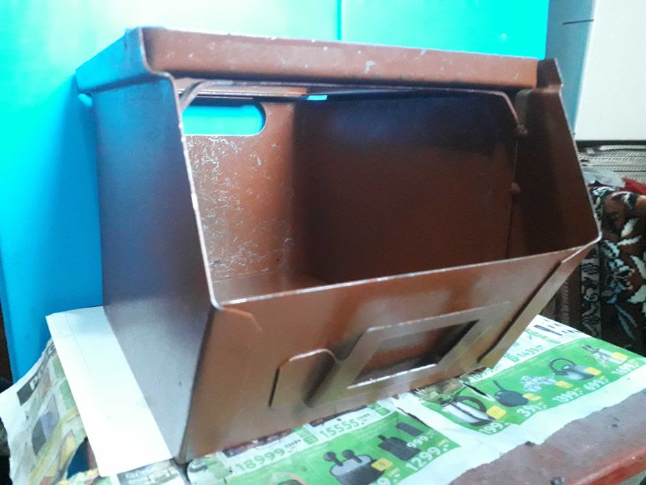 Ящик для металовиробів та інструмента з минулого століття.