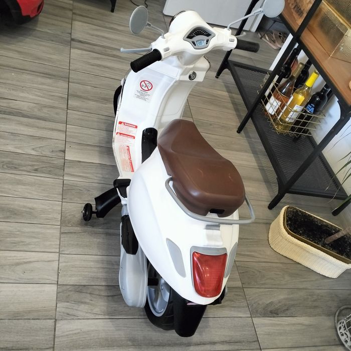 Vespa infantil elétrica