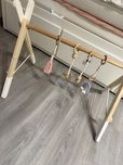 Baby gym stojak edukacyjny drewniany + zawieszki