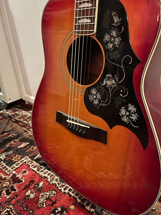 Guitarra acústica Rara Yamaha "Hummingbird"FG-351SB Jumbo Dreadnought