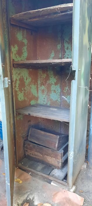 Шкаф металевий для дачі