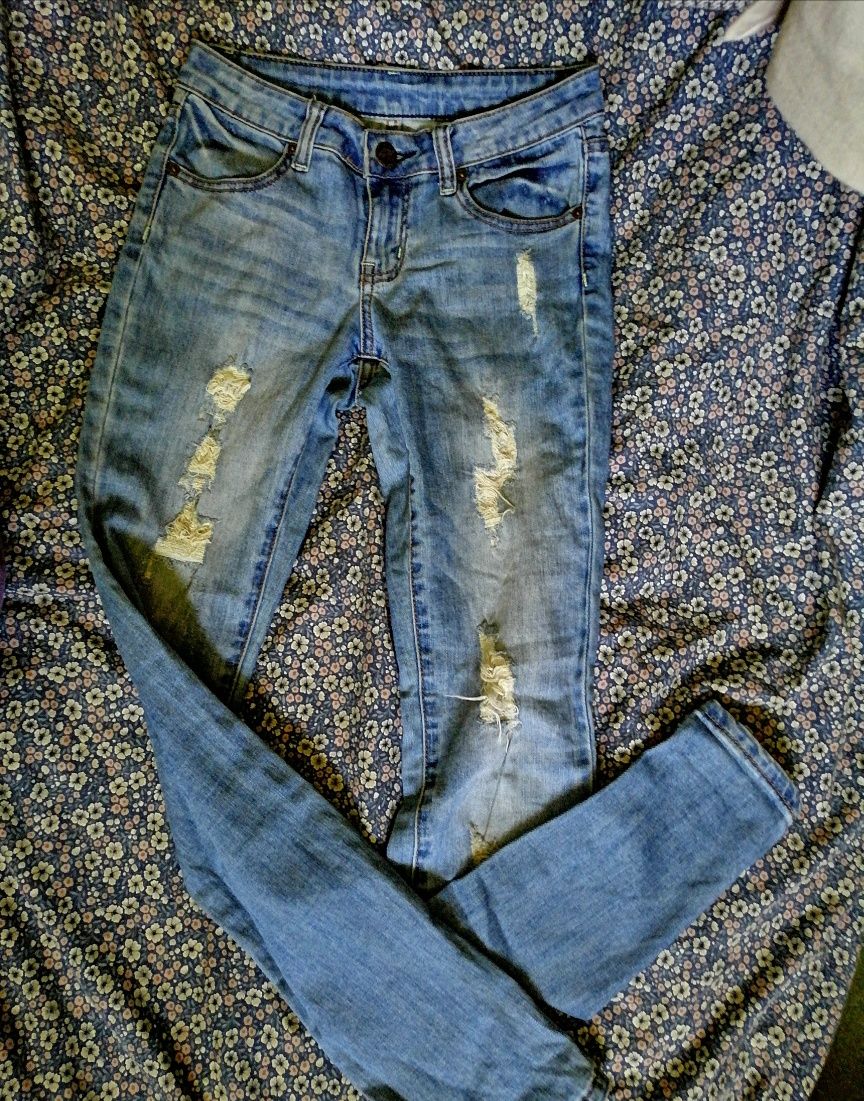 NEW YORKER spodnie jeansy zwężane dżinsy dziury podszyte S xs  NOWE!