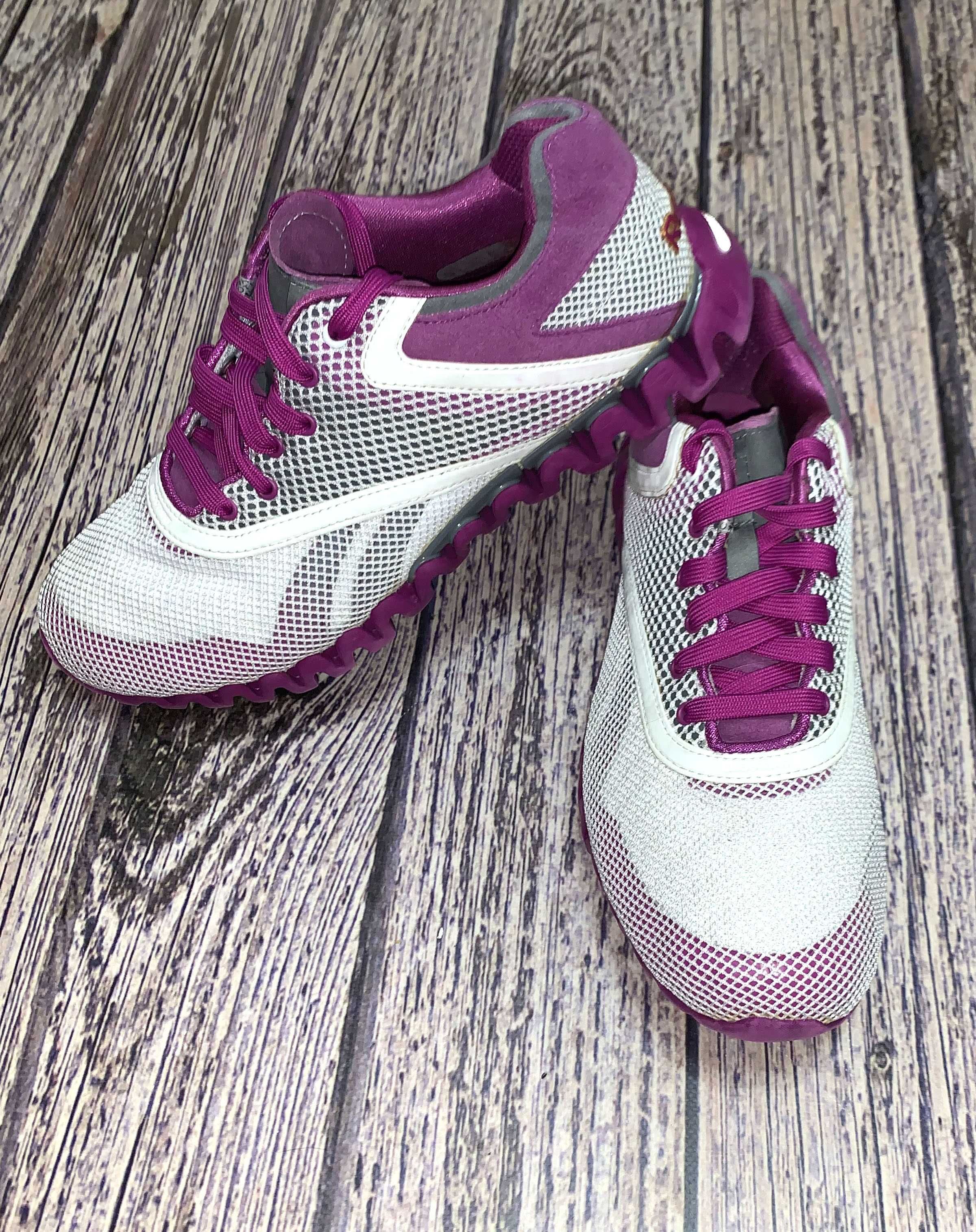 Кроссовки Reebok для девушки,  размер 40-41 (26 см)