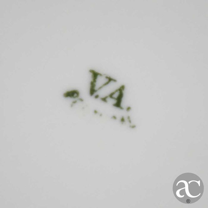 Caixa oval, porcelana Vista Alegre decorada com flores e dourados