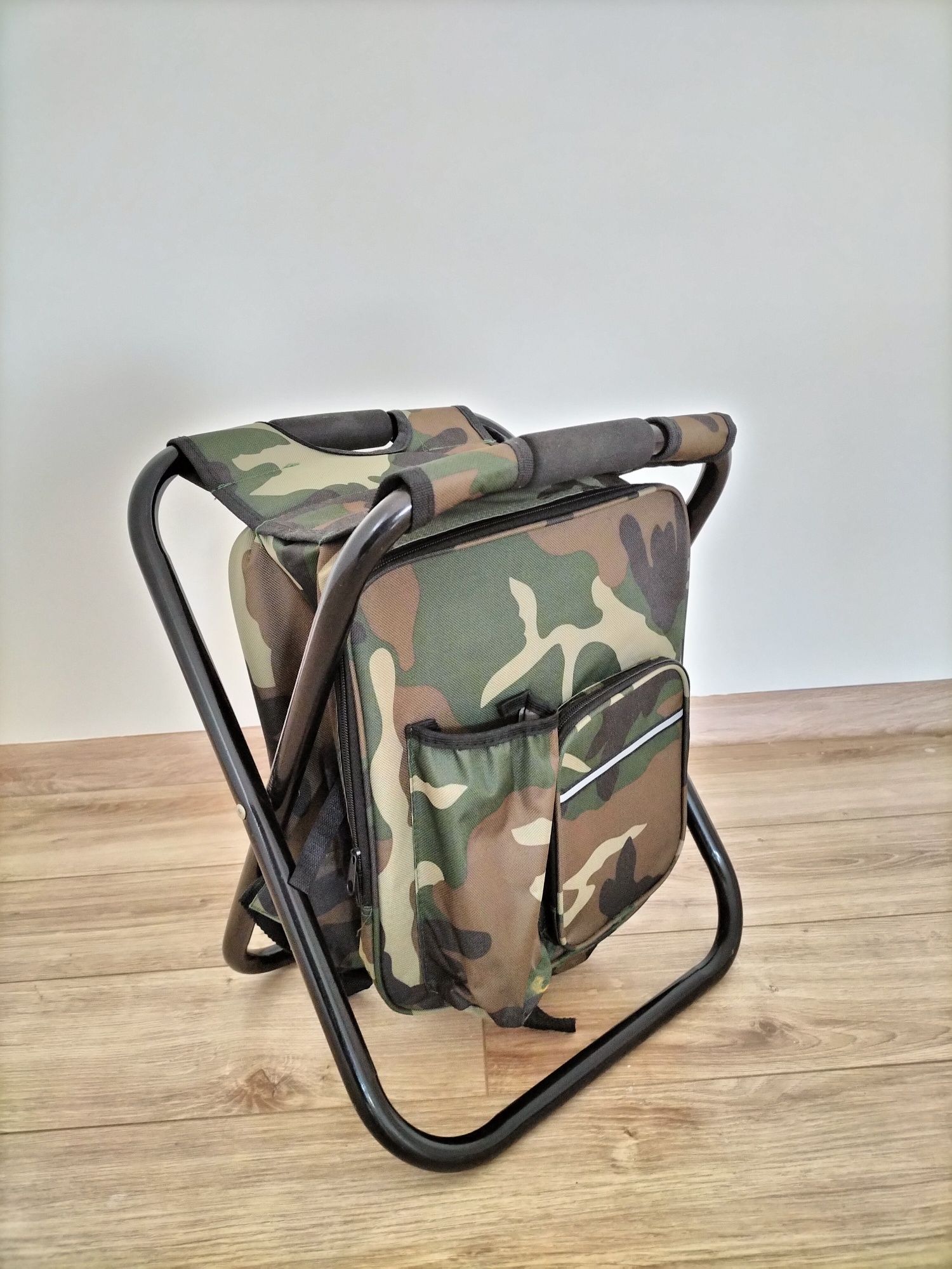 Składane krzesło na ryby z plecakiem i torbą termo na picie militarny