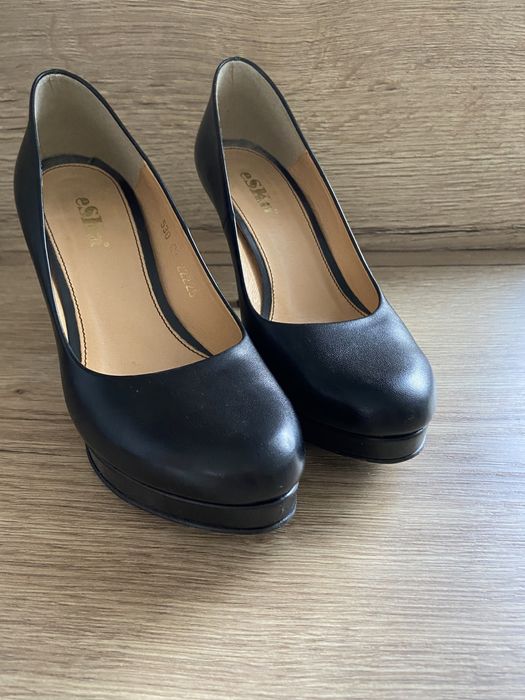 Szpilki czarne Eska na koturnie skórzane 37