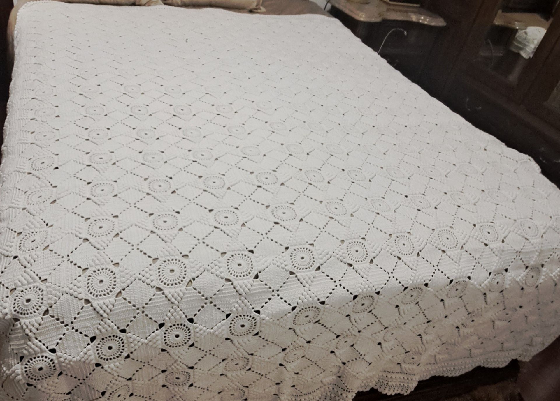 3 Colchas de renda,feitas à mão.