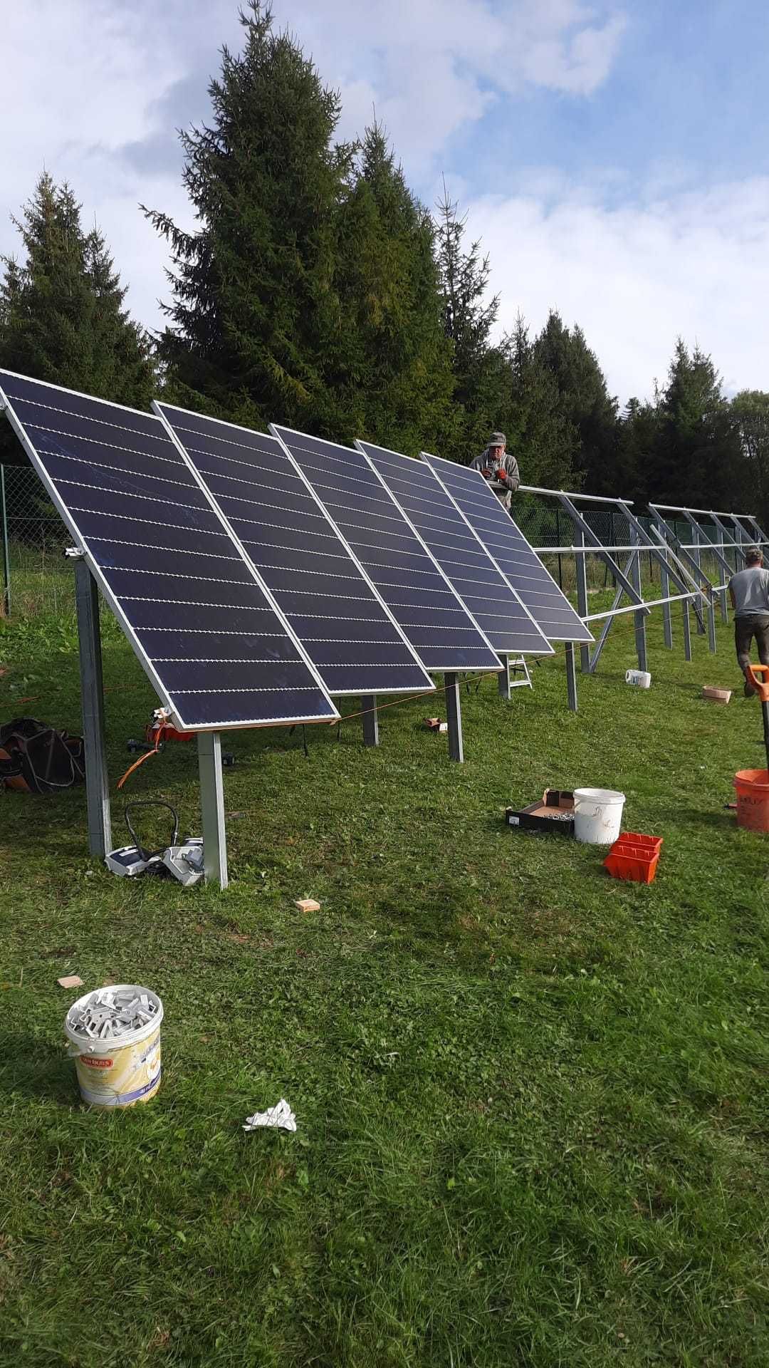 Montaż paneli pod kątem 60 stopni. Zimowa produkcja prądu z paneli.