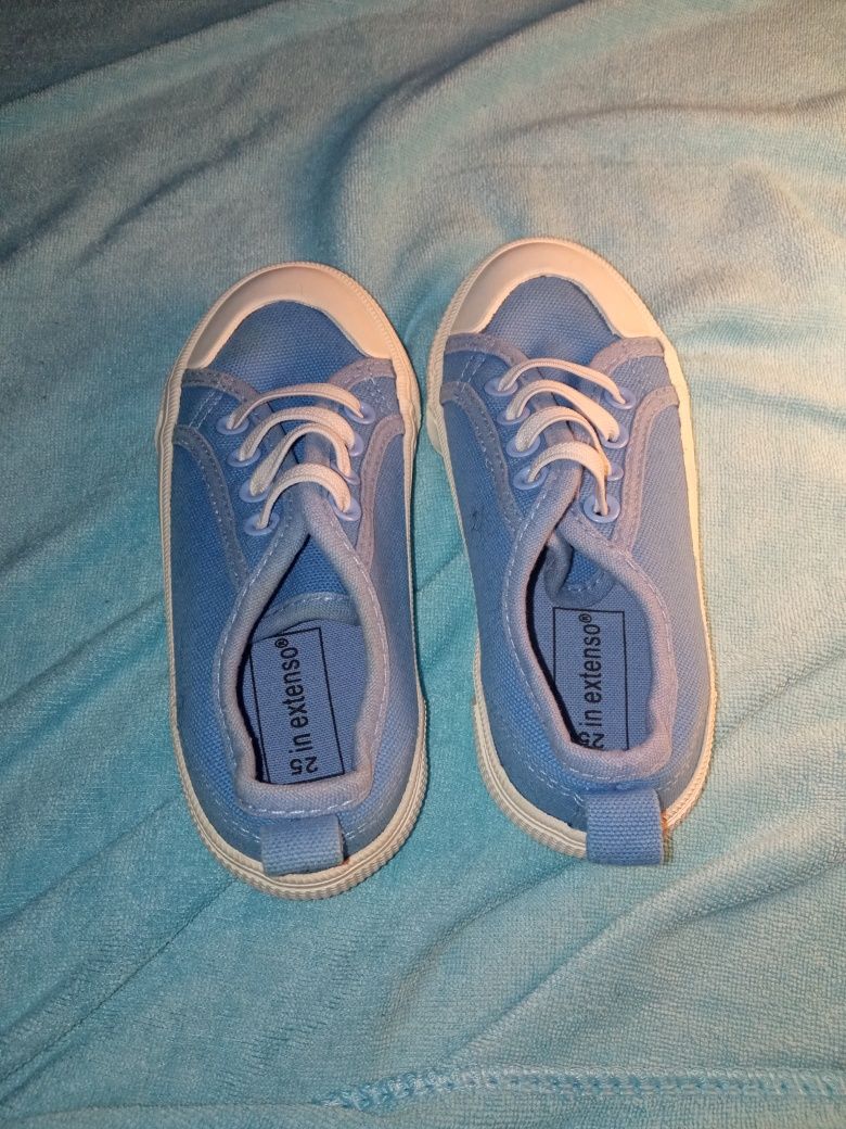Błękitne buciki dziecięce