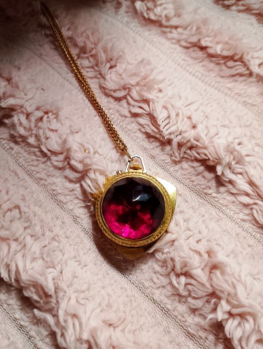 Часы-кулон на цепочке