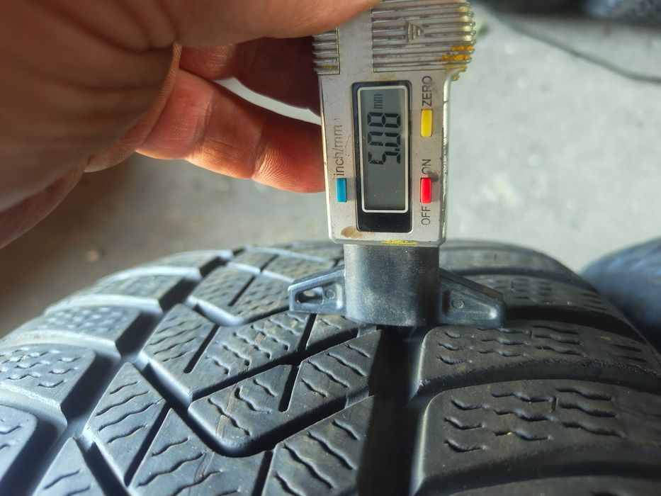 Opony zimowe uzywane 235 45 R18 Pirelli 2022 rok 2 sztuki z26