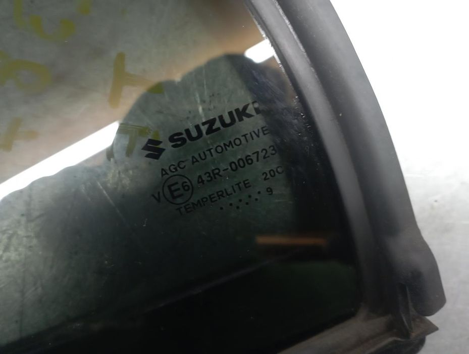 Vidro triangular da porta trás esquerdo SUZUKI SX4 S-Cross (JY)
