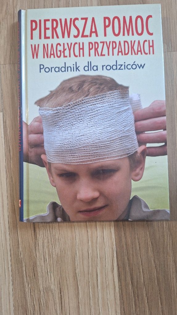 Książka "Pierwsza pomoc"poradnik dla rodziców