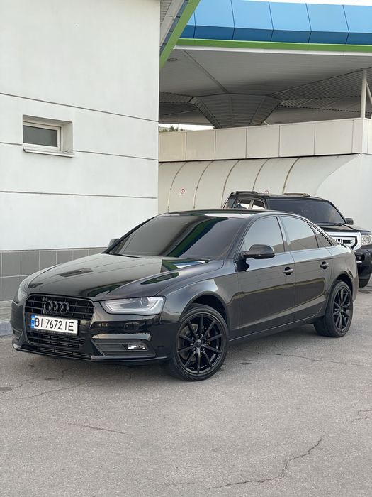 Audi A4B8 Офіційна