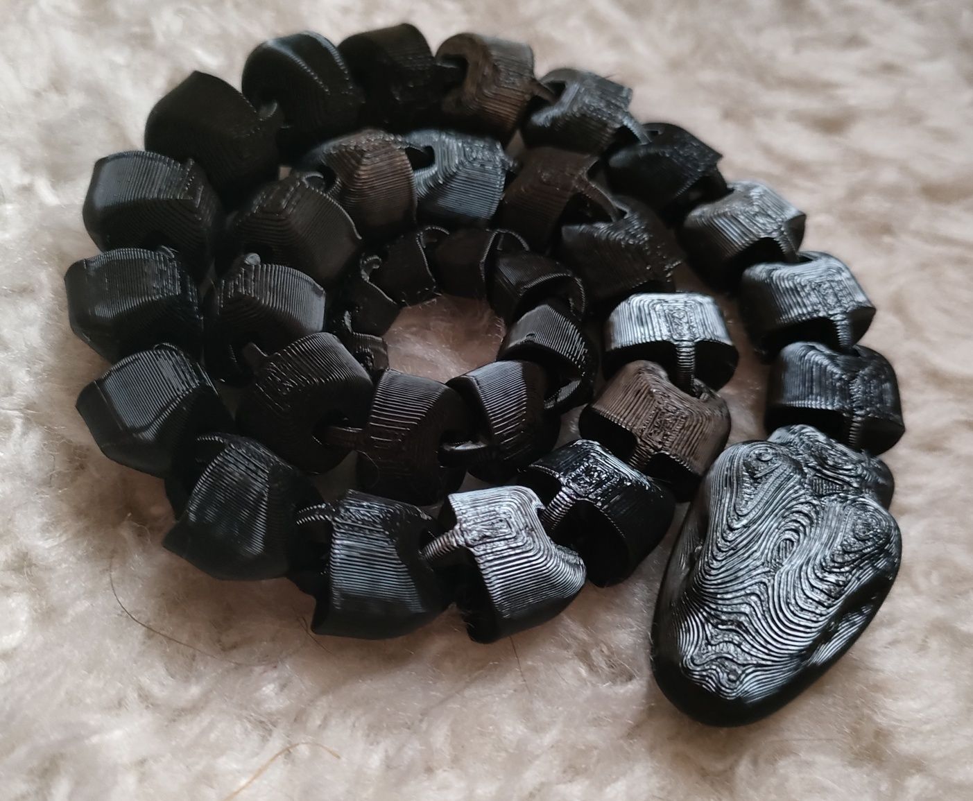 Ruchomy czarny wąż z drukarki 3D